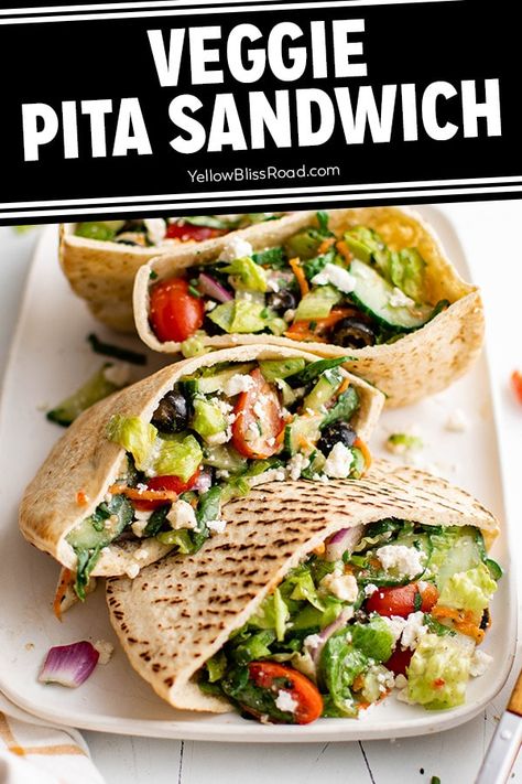 Sandwich Alternatives, Veggie Pita, Pita Sandwich, Pita Sandwiches, Easy Mediterranean Diet Recipes, Vegetarian Sandwich, Veggie Sandwich, Healthy Sandwiches, Mediterranean Diet Recipes