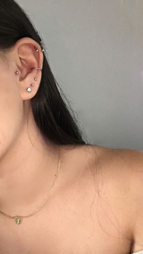 Third And Fourth Ear Piercing, Ear Claims For Dr, Crazy Ear Piercings, Conch And Tragus Piercing, Eat Piercings, Piercing Inspo, Cool Ear Piercings, Pretty Ear Piercings, Cool Piercings