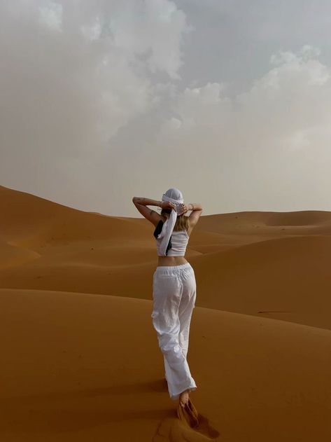 Dubai Desert Poses, Desert Photoshoot Aesthetic, Arabian Photoshoot Ideas, Sand Dunes Photoshoot Outfits, Sahara Desert Outfit Ideas, Morocco Outfit Ideas Summer, Agadir Outfit, Dubai Camel Ride Outfit, Tunisia Photo Ideas