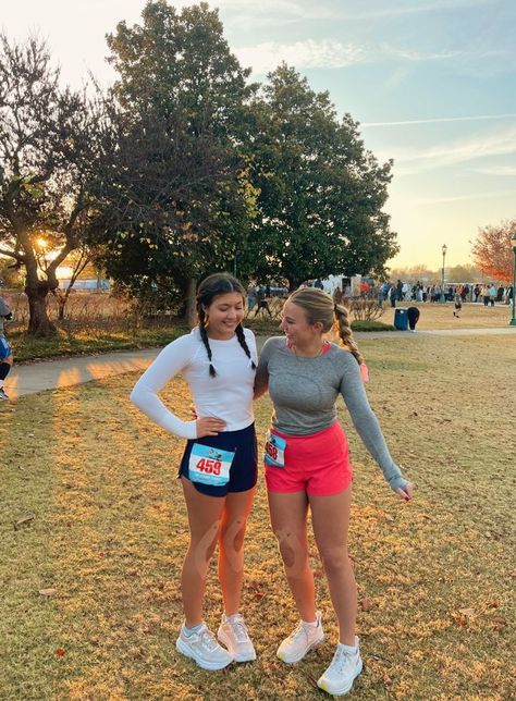 Running Race Outfit, Marathon Running Outfit, Fall Running Outfit, Inspire Pictures, Athletic Motivation, Marathon Pictures, Marathon Aesthetic, Run Half Marathon, Running Vibes