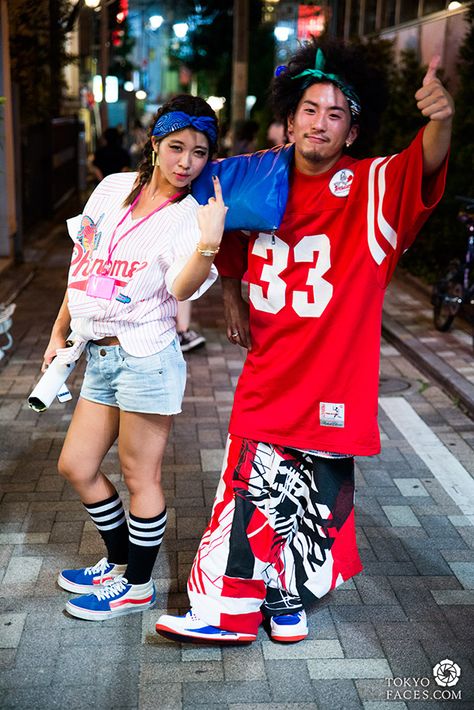 tokyo hip hop style couple Neon Shoes, Chill Style, Japan Fashion Street, Japan Street, Woman Top, Tokyo Street Style, Tokyo Street, Stylish Couple, Dapper Style