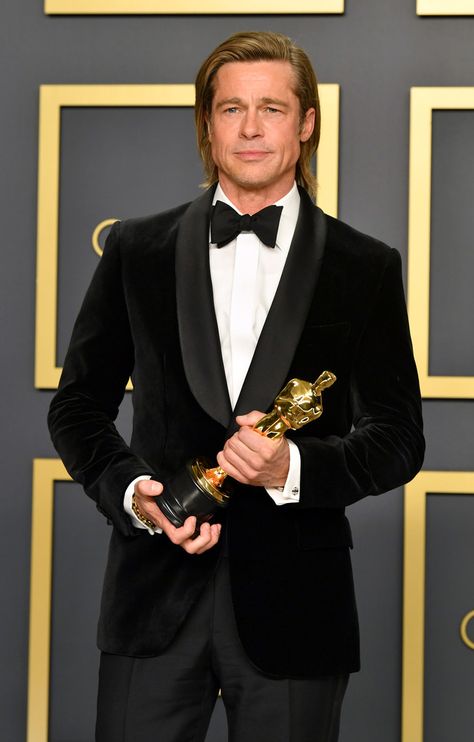 Brad Pitt at the Oscars 2020 #bradpitt #orcars2020 #redcarpet Brad Pitt Oscar, Brad Pitt Long Hair, Brad Pitt Troy, Top Hollywood Actors, Oscar Awards, Best Actor Oscar, Christ Tattoo, Brad Pitt And Angelina Jolie, Joe Black