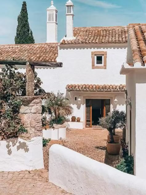 Portuguese Farmhouse, Santa Fe Style Homes, Portugal Country, Portugal House, Mediterranean Mansion, Spanish Home Decor, Hotels Portugal, Adobe House, Modern Farmhouse Exterior