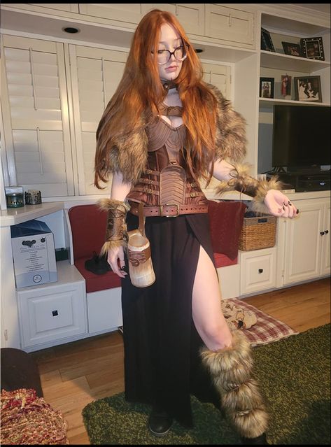 Viking Sheild Maden Outfit, Viking Festival Outfit, Viking Woman Cosplay, Viking Cosplay Female, Womens Viking Costume Diy, Viking Costume Female Diy, Vikings Outfit, Female Viking Costume, Medieval Bar