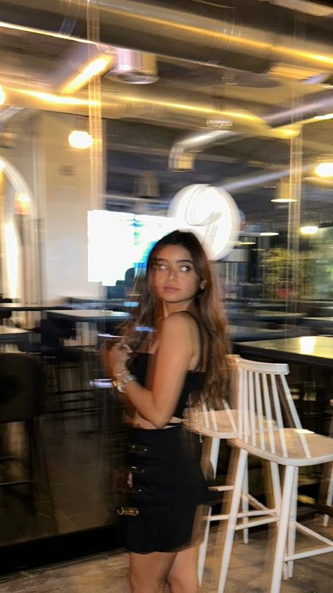 #pose#poses#nightout#night#party#outfit#black#blurr#blurry#picture#aesthetic Aesthetic Nightout Pics, Poses In Party Dress, Party Poses Night, Blurry Night Pics, Flash Pictures Aesthetic, Night Pictures Poses, Night Flash Photo, Blurry Photos Aesthetic, Night Photo Ideas