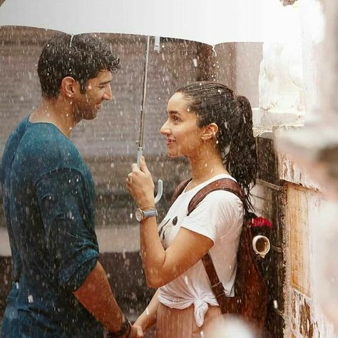 Ok Jaanu Movie, Ok Jaanu, Roy Kapoor, Vintage Bollywood Aesthetic, Aesthetic Status, Shraddha Kapoor Cute, Pani Puri, Bollywood Couples, Couple Picture Poses