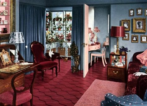 Glam 1940s interior design: 5 before & after bedroom makeovers, plus 5 more retro room renovations #bedrooms #retrorenovation #vintagehome #remodeling #40s #forties #homedecor #interiordesign #bedroomremodel #vintage #retro #clickamericana 1940s House Interior, 1940 Interior Design, Before After Bedroom, 1940s Interior Design, 1940s Living Room, 1940s Home Decor, 1940s Interior, 1940s Decor, Picture Table