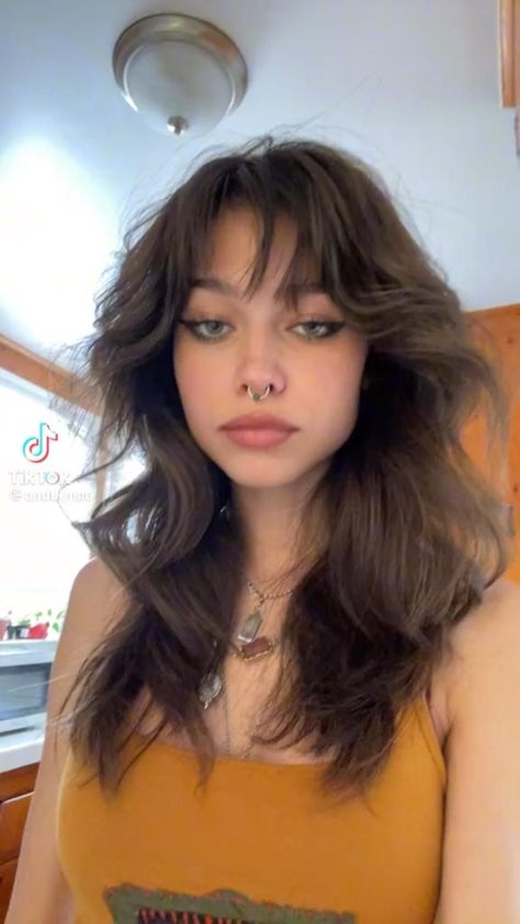 Long wolf-cut hairstyle with short bangs Shaggy Long Hair, Wolfcut Hair Long, Thick Wavy Hair, Hair Inspiration Long, How To Cut Bangs, Bangs With Medium Hair, Short Bangs, Hair Inspiration Short, Hairstyles For Layered Hair