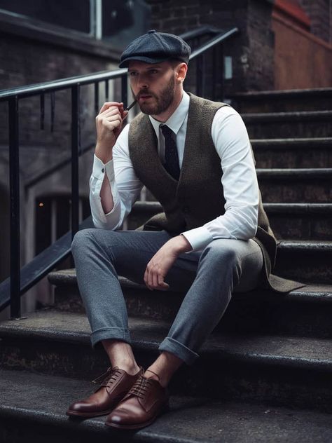 15 Dark Academia Outfit Ideas That'll Make You Feel Like a Scholarly Goddess 7 Dark Academia Mens Outfits, Dark Academia Men Outfit, Dark Academia Man, Mens Dark Academia Fashion, Dark Outfits Aesthetic, Dark Academia Mens Fashion, Dark Academia Style Men, Dark Academia Male, Dark Academia Aesthetic Outfit Men