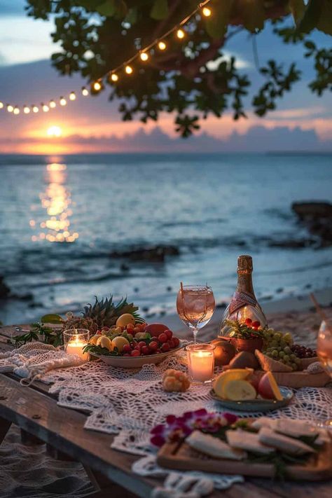 Beach Picnic Party Ideas, Cottage With Friends, Boho Picnic Ideas, Dinner On Beach, Beach Dinner Party, Fall Picnics, Picnic Gathering, Beach Picnic Party, Simple Picnic