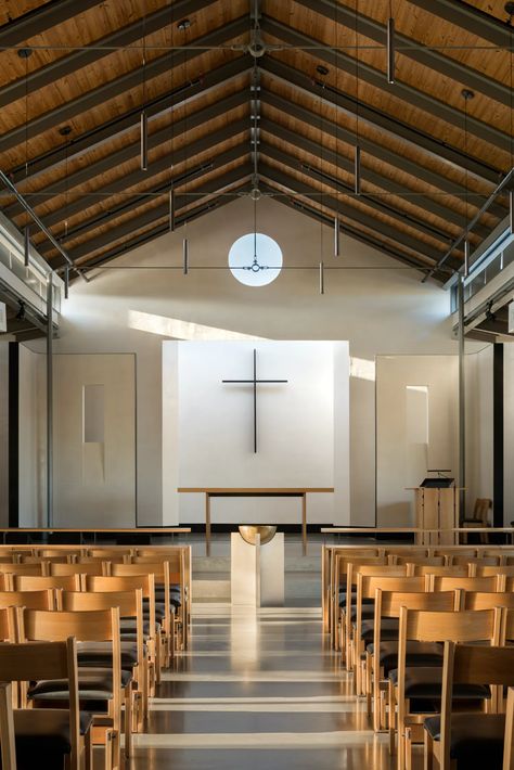 The campus for All Saints Presbyterian Church in south Austin creates a refuge for its growing congregants. Industrial Church Design, Church Layout, Chapel Interior, Church Altar, Modern Church Architecture, Small Church Design, Modern Church Design, Modern Church Interior, Contemporary Church Design