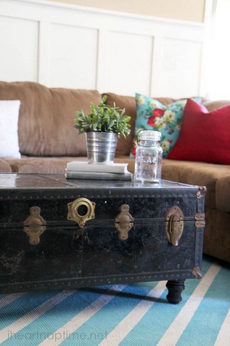 DIY:  How to turn an old chest into a coffee table - very simple tutorial! Upscaling Furniture, Coffee Table Alternatives, Diy Muebles Ideas, Traditional Coffee Table, Southern Charms, Old Chest, Old Trunks, Coffee Table Trunk, Hemma Diy