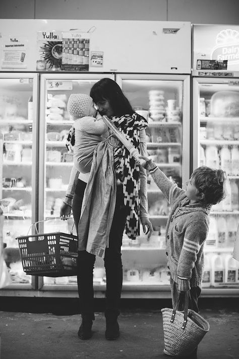 I hope the mum in this photograph has a copy of this because it's excellent! Motherhood Photos, Sakura Bloom, Motherhood Photography, The Hand, Single Mom, Mother And Child, Mothers Love, Family Love, Baby Fever