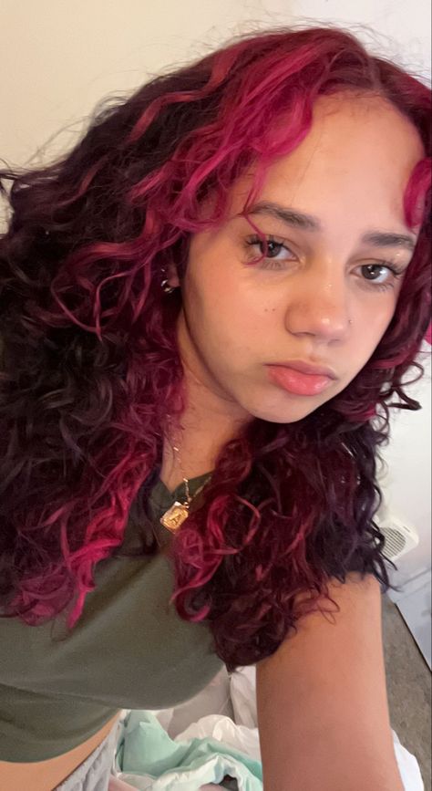 Magenta Highlights Curly Hair, Hot Pink Highlights In Brown Hair Curly, Curly Hair With Streaks Of Color, Curly Multicolored Hair, Chunky Pink Highlights Curly Hair, Curly Draculaura Hair, Pink Skunk Hair Curly, Fun Hair Color Ideas For Curly Hair, Pink Highlights In Brown Hair Curls