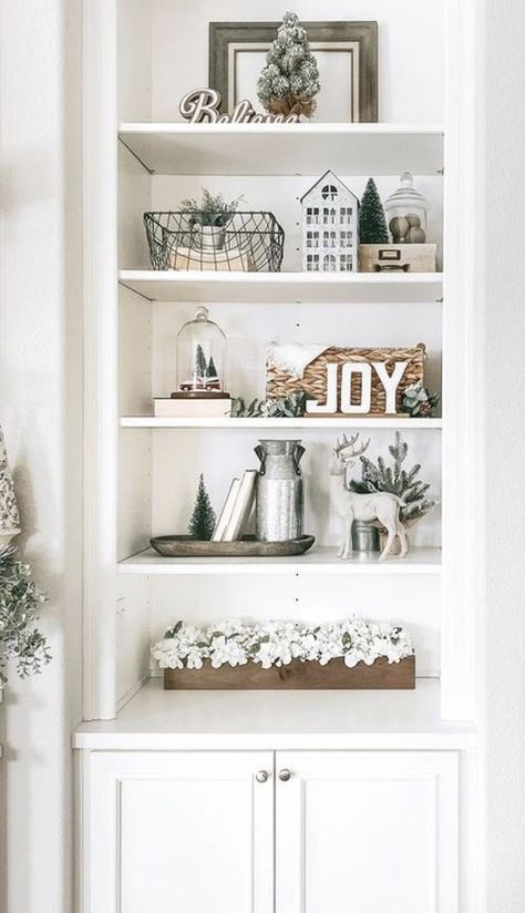 Kids Bedrooms Boys, Christmas Bookshelf, Shelf Decor Ideas, Table Presentation, Christmas Decorations Apartment, Shelf Decor Living Room, Neutral Christmas Decor, Bookcase Decor, Christmas Decor Inspiration