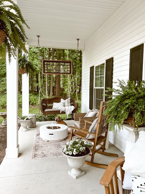 Narrow Porch Decorating Ideas, Front Porch Seating, Summer Front Porch Ideas, Farmers Porch, Front Porch Furniture, Porch Landscaping, House Front Porch, Vintage Porch, Porch Chairs