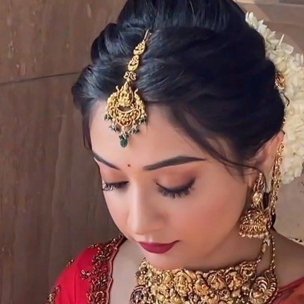 Engagement Saree Hairstyles, Beautiful South Indian Brides, South Indian Bridal Makeup Look, Athmika Sumithran Saree, Bride Front Hairstyles Indian Wedding, South Indian Saree Hairstyles, Reception Front Hairstyles Indian, Front Bride Hairstyles, Front Side Hairstyles For Indian Wedding