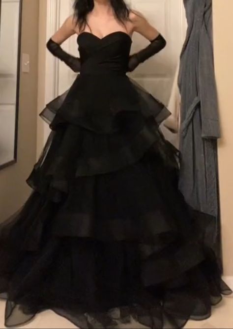 Vintage Ball Gown, Vintage Ball Gowns, Robes Glamour, Black Prom Dress, Prom Dress Inspiration, Black Prom, Pretty Prom Dresses, Prom Outfits, Note Box