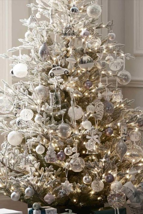 Crystal And Pearl Christmas Tree, Natal, Christmas Tree With Crystals, Crystal Christmas Tree Decorations, Snowed Christmas Tree, White And Silver Christmas Tree Ideas, Christmas Tree Ideas White, Bubble Christmas Tree, Ice Christmas Tree