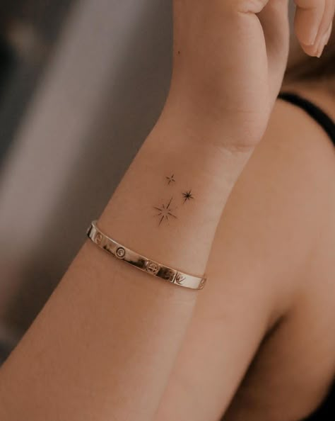 Tato Minimal, Tiny Wrist Tattoos, Small Girly Tattoos, Star Tattoo Designs, Small Pretty Tattoos, Petite Tattoos, Star Tattoo, Wrist Tattoos For Women, Small Hand Tattoos