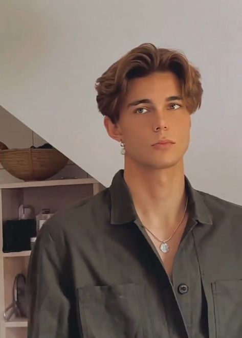 Boys Haircut Teenage, Nils Kuesel Hairstyle, Guys Middle Part, Guy Haircut Styles, Middlepart Hairstyle Boy, Teens Haircut Boy, Teen Guy Haircuts, Medium Hairstyle Men, Teenager Hairstyles Boys