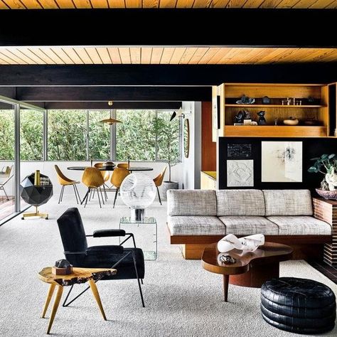 The Hailey Residence hasn’t changed a lot since it was built in 1959. Located in Los Angeles, it was designed by Richard Neutra. Sat on top… Richard Neutra House, Neutra House, Small Apartment Decorating Living Room, Minimalist Living Room Decor, Richard Neutra, Designed Wall, First Apartment Decorating, Living Room Decor Ideas, Modern Architecture House