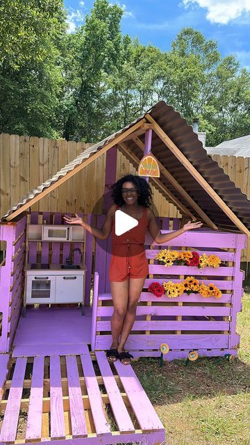 Deonna The Mama on Instagram: "How stinking cute did this playhouse come out?! It was so fun building this with my husband. We both love the idea of having a playhouse but wanted one that they weren’t going to grow out of by next summer!   Building a pallet playhouse was not only easy but also affordable and customizable! We’re going to add a little table and chairs in the house and the girls will be set!   Be sure to follow for more!   #toddlerplayhouse #diyplayhouse #palletproject #palletplayhouse #toddlersummer #toddlersummerthings #pallets #playhouse #playhousemakeover" Playhouse Made Of Pallets, Play House Out Of Pallets, Simple Play House Outdoor, Kids Tree House Ideas Diy, Easy Pallet Playhouse, Diy Playset Outdoor Cheap, Simple Playhouse Diy How To Build, Simple Outdoor Playhouse, Diy Play House For Kids