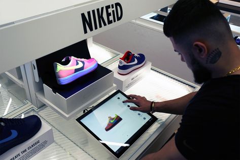 NIKEiD Introduces Augmented Video Mapping Interactive Retail, Shoe Store Design, Digital Retail, Retail Technology, Ar Technology, Shoes Ads, Nike Design, Interactive Display, Kiosk Design