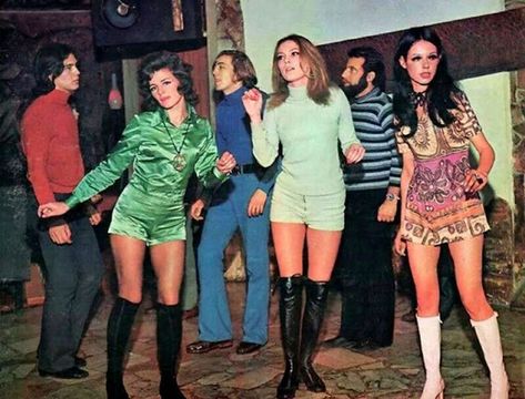 Groovy Sixties: 24 Fabulous Photos Defined the 1960s Women's Fashion ~ Vintage Everyday 1960s Fashion Women, 70s Mode, 60’s Fashion, 60s 70s Fashion, 60s And 70s Fashion, 70s Inspired Fashion, 70s Outfits, 70’s Fashion, Look Retro