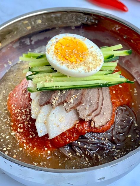 Korean Spicy Cold Noodles Recipe, Korean Spicy Cold Noodles, Bibim Naengmyeon Recipe, Naengmyeon Recipe, Cold Noodles Korean, Bibim Naengmyeon, Cold Buckwheat Noodles, Noodle Korean, Korean Spicy Noodles