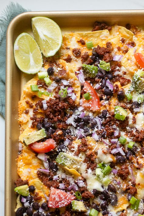 Chorizo Recipes Dinner Healthy, Chorizo Bowl, Baked Nachos Recipe, Chorizo Nachos, Nacho Bowl, Chorizo Recipes Dinner, Bean Nachos, Baked Nachos, Nachos Supreme