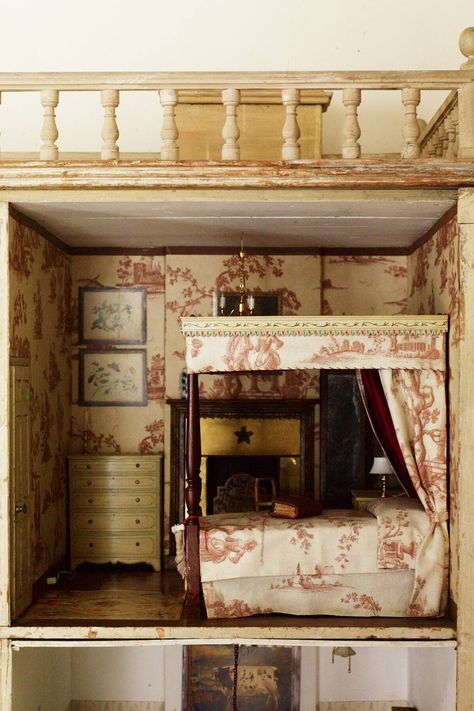 Georgian Country House, Doll House Bedroom, Fireplace Pictures, Antique Dollhouse, Dolls House Interiors, Miniature Rooms, Georgian Homes, Miniature Houses, Room Box