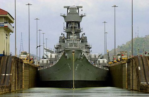 The battleship USS Iowa crosses the Panama Canal at Miraflores Lock Us Battleships, Uss Iowa, Battle Ships, Us Navy Ships, Aircraft Carriers, Naval History, Panama Canal, United States Navy, Navy Ships