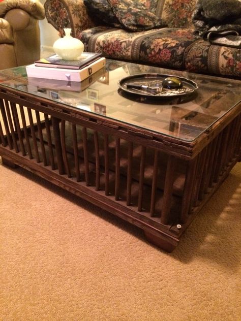 Chicken coop cage coffee table with glass too and feet Chicken Coop Coffee Table, Chicken Projects, Chicken Coupe, Cage Coffee Table, Salvage Projects, Coop Decor, Chicken Coop Decor, Crate Coffee Table, Butchers Block