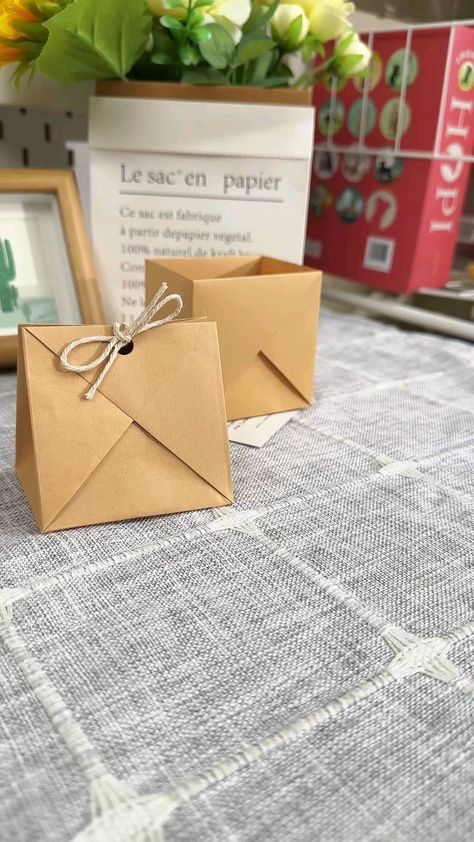 Instagram-video fra Paper Craft Ideas • 2. april 2024 kl. 01:17 Pretty Gift Wrapping Ideas, Diy Paper Bag, Paper Folding Crafts, Personalised Gifts Diy, Gift Wrapping Techniques, Creative Gift Wraps, Paper Craft Videos, Gift Bags Diy, Packaging Diy