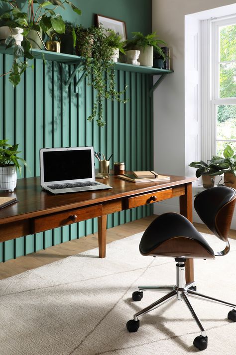 38 home office ideas: stylish workspaces to boost creativity | Real Homes Green Home Offices, Outfit Office, Cool Office Space, Casa Country, Office Makeover, Cool Office, Modern Home Office, Home Office Setup, Home Office Space