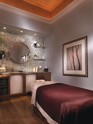 love the back splash, and the ceiling tho I would have the lights dimed for a more relaxed feeling: Aesthetic Esthetician, Spa Room Ideas, Deco Spa, Massage Room Design, Massage Room Decor, Facial Room, Massage Therapy Rooms, Esthetician Room Decor, Indoor Spa