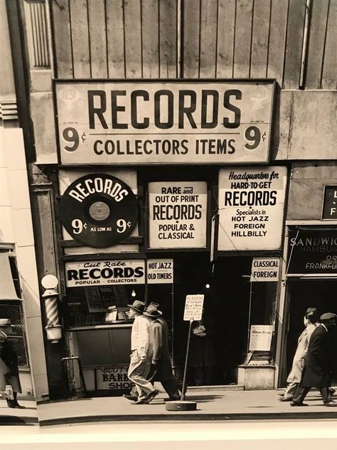 Alte handgemalte Schilder eines Record Stors Vinyl Record Shop, Vinyl Aesthetic, Old Records, Robert Doisneau, Fotografi Vintage, Music Pictures, Record Shop, Music Shop, Record Players