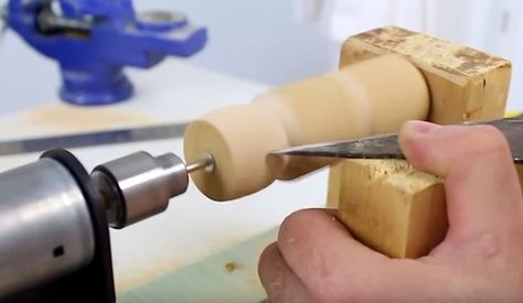 Make a DIY mini lathe at home yourself! Diy Lathe, Woodworking Lathe, Wood Turning Lathe, Intarsia Woodworking, Woodworking Box, Woodworking Toys, Lathe Projects, Woodworking Joinery, Lathe Machine