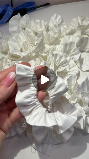 AGStudio-Anna Gardulski on Instagram: "I recently learned a new technique to achieve nice rich and fat ruffles on my existing ruffle foot.   How simple it is it takes caution as your finger gets close to sewing needle…   So what is this technique??? Place your index finger behind your ruffle foot and let it act as a stopper. Blocking the fabric movement will increase in size if gathered fabric, giving you in return big fat ruffles 🥰🪡🌸  🌸Use this only if you project calls for big a fluffy ruffles!!! 🪡🌸  #sew #sewingtips  #sewingreels  #sewingtechniques  #sewingteacher  #sewistsofinstagram  #seamstress  #seamstresslife  #sewingroom  #sewingmachine  #ruffles  #memademay" Diy Ruffles How To Make, How To Sew Frills, How To Sew Ruffles, How To Make Ruffles With Fabric, Ruffle Top Diy, Flounce Dress Pattern, Diy Ruffle Sleeve, Ruffle Neck Design, Ruffle Tutorial