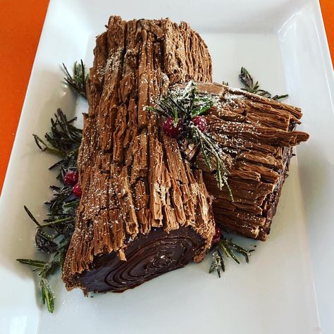 Chocolate sponge cake with kahlua cream filling, Cadbury flake bar bark, and sugar coated rosemary with cranberries Christmas Chocolate Log Cake, Diy Log Cake, Yule Log Decoration Cake, White Yule Log Cake, Yule Log Decoration Ideas, Yule Log Ideas, Brownie Yule Log, Log Cakes Ideas, Yule Log Cake Christmas