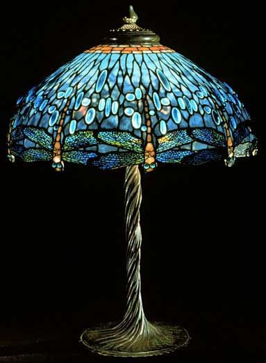 Louis Comfort TIFFANY (1848-1933) "Dragonfly" table lamp c. 1900. Tiffany Vitray, Lampe Art Deco, Tiffany Lighting, Tiffany Style Lamp, Tiffany Lamp, Tiffany Art, Lampshade Designs, Blue Lamp, Tiffany Stained Glass