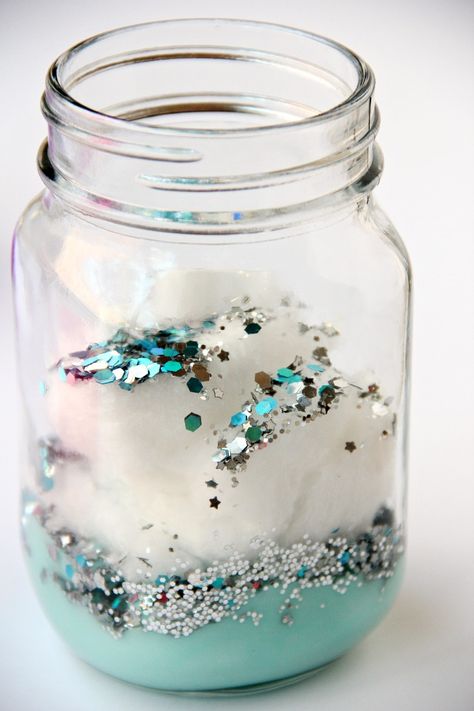 DIY Galaxy Jar -A gorgeous craft for kids, teens or even adults who love color and glitter! Simply layer cotton balls, acrylic paint, water and glitter shapes to create your own galaxy in a jar! Galaxy Jars Diy For Kids, Glitter Crafts For Kids, Galaxy Bottles, Penpal Gifts, Diy Galaxie, Galaxy In A Jar, Diy Galaxy Jar, Galaxy Jar, Diy Galaxy