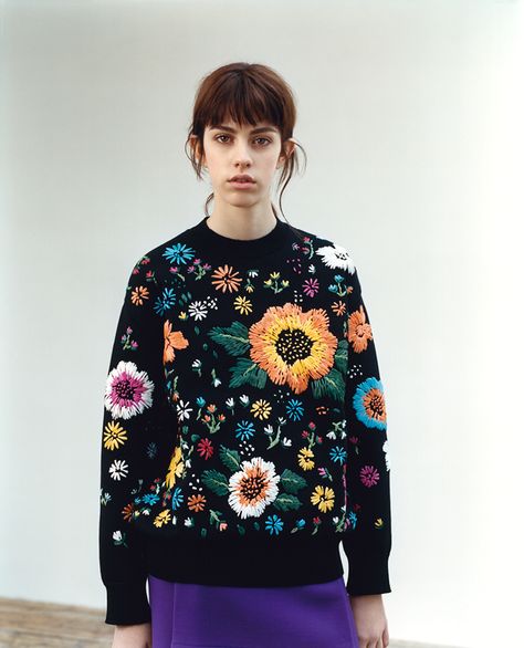 Victoria, Victoria Beckham autumn/winter 2016  - HarpersBAZAAR.co.uk Victoria Beckham Collection, Flower Sweater, London Fashion Weeks, Embroidery On Clothes, Knitwear Fashion, Embroidered Clothes, 가을 패션, Mode Inspiration, Fall 2016