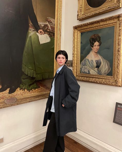 girl in museum, art gallery, museum aesthetic, paintings, reinassance art, arte renacentista, art painting, academia, vintage outfit Art Outfit, Aesthetic Look, Outfits Aesthetic, Vintage Outfits, Art Gallery, Art Painting, Art