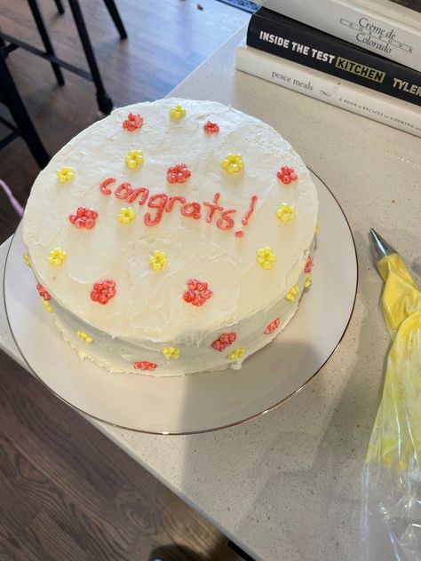 Congrats Cake Aesthetic, Congrats Bento Cake, Congrats Cake Ideas, Congratulations Cake Ideas, Minimalistic Cakes, Congrats Cake, Congratulations Cake, Circle Cake, Simple Cake Designs