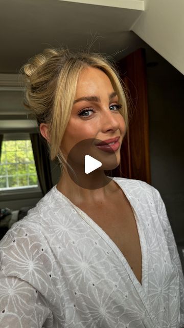 Chloe Rose Moutter on Instagram: "My go-to messy bun up-do as a wedding guest or hair inspo  for any upcoming occasion 🙆🏼‍♀️   • •  #hairtutorial #weddingguest #messybun #updohairstyles #weddingupdo" Messy Bun Wedding Guest Hair, How To Do A Messy Updo, Rehearsal Dinner Updo, Going Out Updo, Wedding Guest Hair Up Do, Diy Up Do, Short Hair Wedding Guest, Wedding Guest Hairstyles For Short Hair, Hair For Wedding Guest