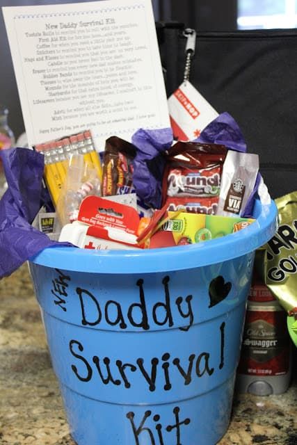 Gifts For Dad From Baby, Hospital Survival Kit, New Dad Survival Kit, Baby Shower Ideas For Girls Themes, Fiesta Shower, Boy Baby Shower Ideas, Diy Gifts For Dad, Fiesta Baby Shower