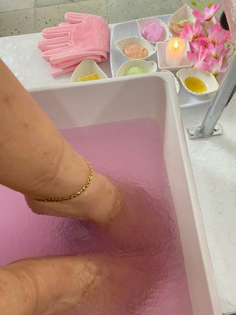 Foot Care Aesthetic, Pedicure Captions For Instagram, Pedicure Aesthetic Salon, Pedicure Set Up, Pedicure Images, Pedicure Spa Ideas, Jelly Spa Pedicure, Pedicure Aesthetic, Jelly Spa