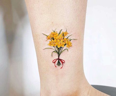 Delicate Flower Ankle Tattoos tattooist_suf Daffodil Flower Tattoos, Narcissus Flower Tattoos, Lily Tattoo Meaning, Delicate Flower Tattoo, Water Lily Tattoos, Valkyrie Tattoo, Daffodil Tattoo, Narcissus Flower, Beautiful Flower Tattoos